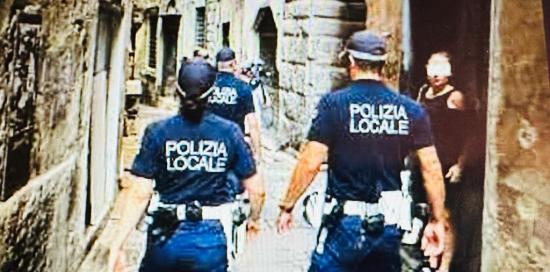 Agenti della Polizia Locale nel centro storico (foto di repertorio)