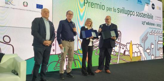 Il ritiro del premio da parte della Sustainability e Resilience Manager del Comune di Genova Stefania Manca