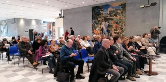 persone in sala durante la conferenza stampa