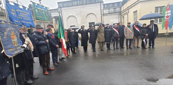 saluto militare e gonfaloni Giorno del ricordo
