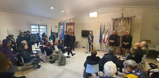persone al tempio laico