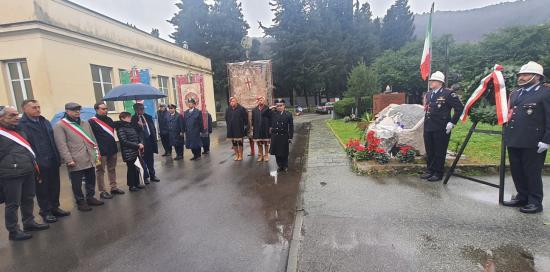 saluto militare davanti al monumento