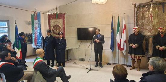 Campora seduto in platea con fascia