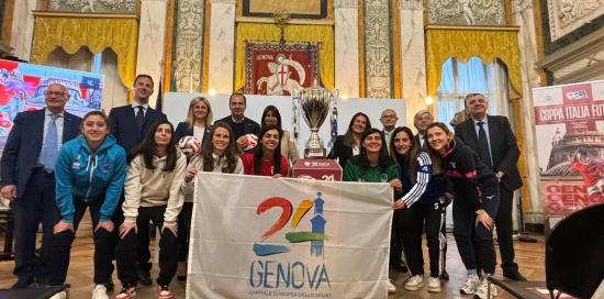 foto di gruppo atleti e autorità con bandiera capitale dello sport