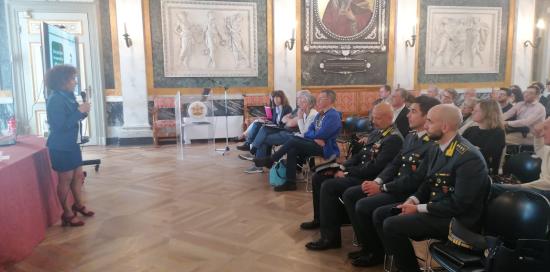 persona parla in piedi davanti alla platea