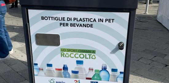 Una foto verticale dello Smart Solar Bin
