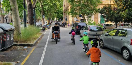Bimbi che pedalano lungo il controviale di corso Torino con limite 30 km/h
