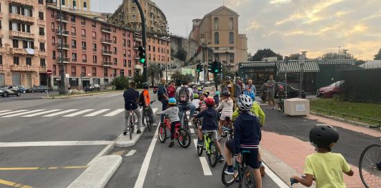 Raduno dei bimbi all'inizio della ciclabile di Corso Italia