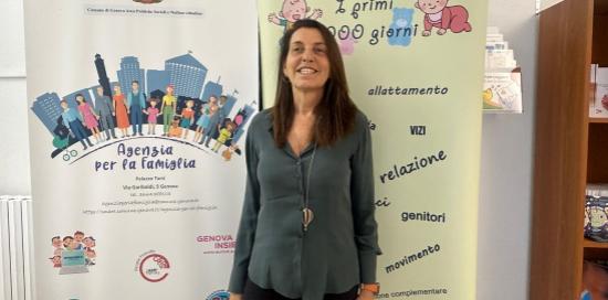 L'assessore Lorenza Rosso davanti al backdrop di Agenzia per la Famiglia