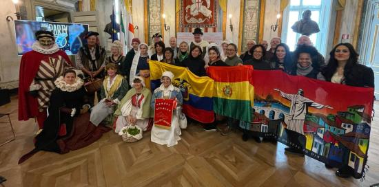 Gruppi storici e maschere del carnevale in salone di rappresentanza