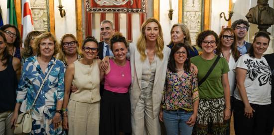 la sindaca Salis con le coppie di mamme dei primi figli riconosciuti dalla doppia maternità
