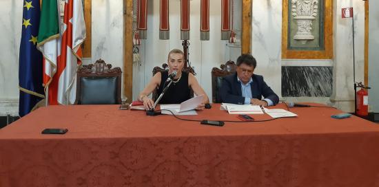 La sindaca Salis e l'assessore Ferrante insieme nel Salone di Rappresentanza dopo la giunta comunale