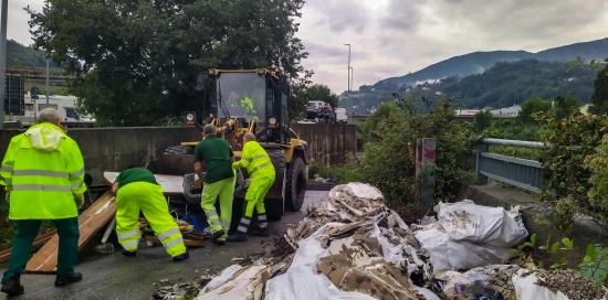 Foto dell&#039;intervento in corso con la rimozione di alcuni rifiuti speciali