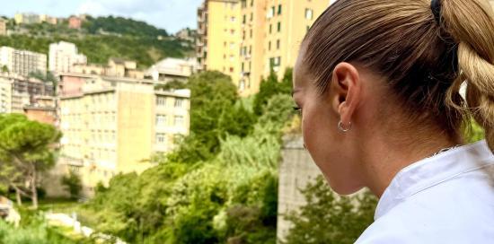 La sindaca di Genova Silvia Salis durante uno dei suoi primi sopralluoghi in città