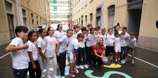 La sindaca Salis insieme ad un gruppo di bimbe e bimbi