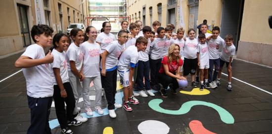 La foto di un gruppo di bimbe e bimbi con la sindaca Salis durante le Caruggiadi 2025