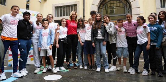La sindaca Salis insieme ad un gruppo di bimbe e bimbi