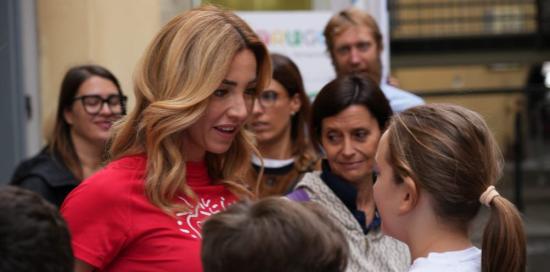 La sindaca Salis parla con alcune bimbe e bimbi