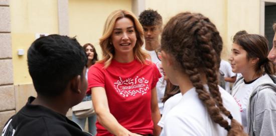 Stretta di mano tra la sindaca Salis e una bimba