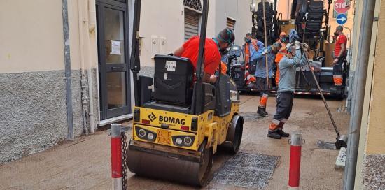 Operai al lavoro per intervento di riasfaltatura (foto di repertorio)