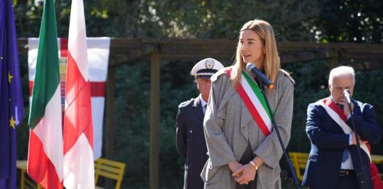 L'intervento della sindaca Salis accanto alla targa prima del momento della scopertura