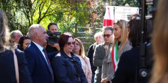 Il saluto finale della sindaca Salis ai familiari di Luigi Matti Altadonna