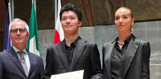 La premiazione di Aozhe Zhang: al suo fianco Giovanni Panebianco e la sindaca Silvia Salis La premiazione di Aozhe Zhang: al suo fianco Giovanni Panebianco e la sindaca Silvia Salis
