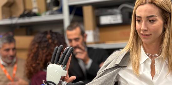 La sindaca Salis alla scoperta di uno dei progetti dell'IIT La sindaca Salis alla scoperta di uno dei progetti dell'IIT