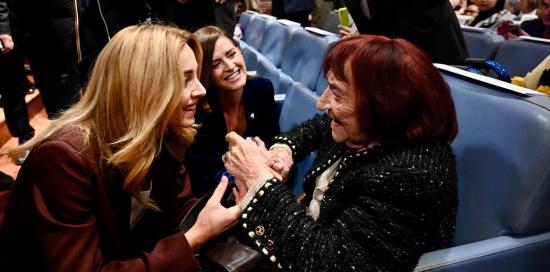 Il saluto della sindaca Silvia Salis alla Partigiana genovese Mirella Alloisio