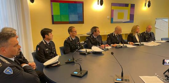 Un momento della conferenza stampa a Palazzo Tursi: l'assessora Viscogliosi tra gli agenti della Polizia Locale