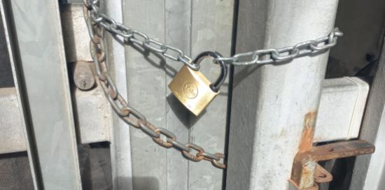 Il lucchetto a chiusura del cancello di ingresso del parco Gavoglio