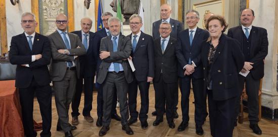 Foto di gruppo nel Salone di Rappresentanza: a destra il vicesindaco Terrile