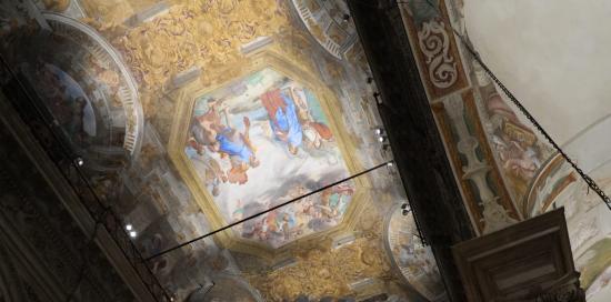 La cupola della basilica di San Siro appena illuminata