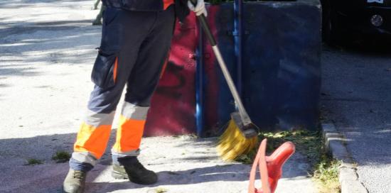 Pulizia di un operatore Amiu presso i giardini Natalino Otto Pulizia di un operatore Amiu presso i giardini Natalino Otto