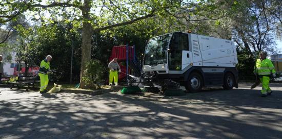 Spazzatrice meccanica di AMIU in azione nei giardini John Lennon di Multedo Spazzatrice meccanica di AMIU in azione nei giardini John Lennon di Multedo