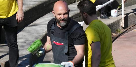 Il presidente del Municipio VI Medio Ponente Fabio Ceraudo durante le attività di ritinteggiatura presso i giardini Gianni Rodar Il presidente del Municipio VI Medio Ponente Fabio Ceraudo durante le attività di ritinteggiatura presso i giardini Gianni Rodar