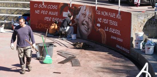 Il murales realizzato ai giardini Gianni Rodari che ricorda le sue parole contro la guerra Il murales realizzato ai giardini Gianni Rodari che ricorda le sue parole contro la guerra