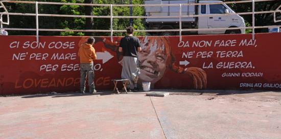 Il murales realizzato ai giardini Gianni Rodari che ricorda le sue parole contro la guerra Il murales realizzato ai giardini Gianni Rodari che ricorda le sue parole contro la guerra
