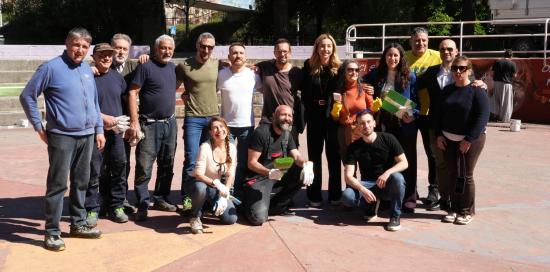 Foto di gruppo ai giardini Gianni Rodari di Sestri Ponente: al centro la sindaca Silvia Salis Foto di gruppo ai giardini Gianni Rodari di Sestri Ponente: al centro la sindaca Silvia Salis