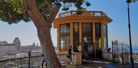 Il suggestivo capolinea dell'ascensore Castelletto Levante con ampia vista panoramica sulla città