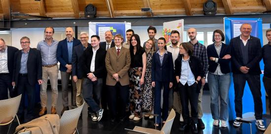 Foto di gruppo al Genova Blue District con laureati, laureandi e vicesindaco Terrile
