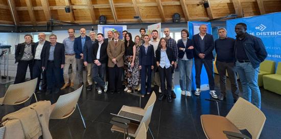Foto di gruppo al Genova Blue District con laureati, laureandi e vicesindaco Terrile