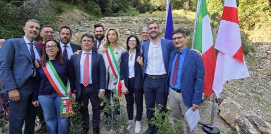 Foto di gruppo delle Autorità all'inaugurazione dei tratti recuperati dell'Acquedotto Storico
