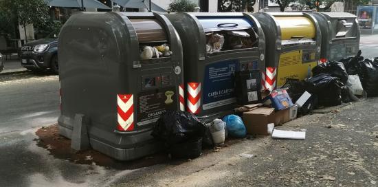 Sacchetti di rifiuti abbandonati ai piedi dei bidoni Sacchetti di rifiuti abbandonati ai piedi dei bidoni