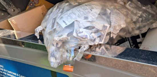Rifiuti non conferiti correttamente nel bidone della carta Rifiuti non conferiti correttamente nel bidone della carta