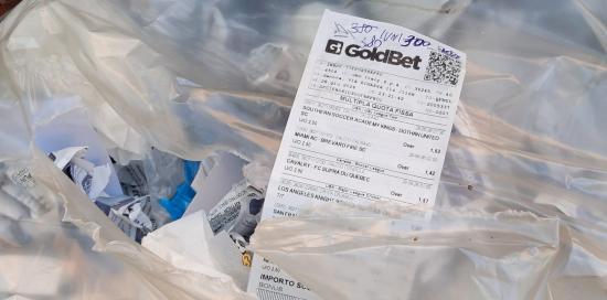 Interno di un sacchetto depositato al di fuori dei contenitori per la raccolta differenziata Interno di un sacchetto depositato al di fuori dei contenitori per la raccolta differenziata