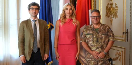 Assessore Patrone, sindaca Salis e colonnello Dotoli davanti alle bandiere Assessore Patrone, sindaca Salis e colonnello Dotoli davanti alle bandiere