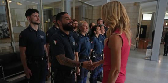 La sindaca Salis stringe la mano ad uno dei 19 nuovi agenti La sindaca Salis stringe la mano ad uno dei 19 nuovi agenti