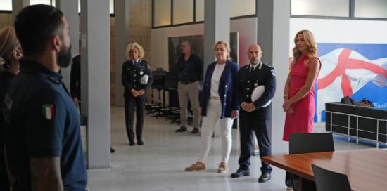 Intervento del comandante Manzo davanti ai 19 nuovi agenti: al suo fianco Salis e Viscogliosi Intervento del comandante Manzo davanti ai 19 nuovi agenti: al suo fianco Salis e Viscogliosi