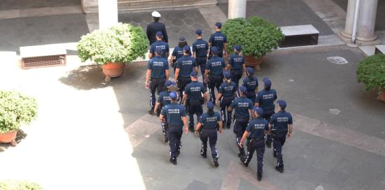 I nuovi 19 agenti della Polizia Locale di Genova si apprestano a salire lo scalone di Palazzo Tursi I nuovi 19 agenti della Polizia Locale di Genova si apprestano a salire lo scalone di Palazzo Tursi